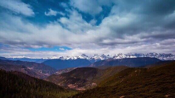 西藏的优美的云海景观