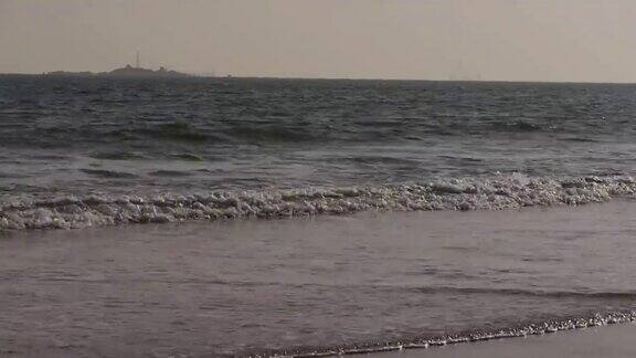 海浪在沙滩上白浪汹涌