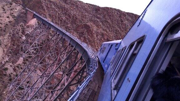 LaPolvorilla高架桥在安第斯山脉萨尔塔阿根廷一个钢梁桥火车通过(西班牙语:TrenAlasNubes)
