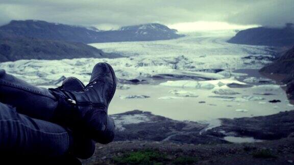 多民族夫妇享受惊人的景色冰川湖