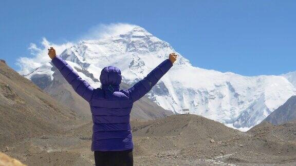 近距离观察:登山者在观察珠穆朗玛峰时成功地伸出双臂