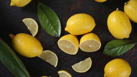 新鲜的柠檬片和叶子慢慢地旋转