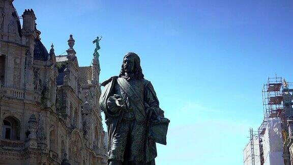 比利时安特卫普:小大卫·特尼尔斯雕像是17世纪著名的佛兰德斯画家出生于安特卫普