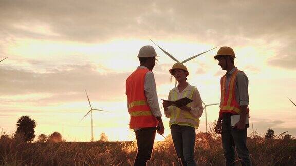 三位工程师讨论反对风力发电场