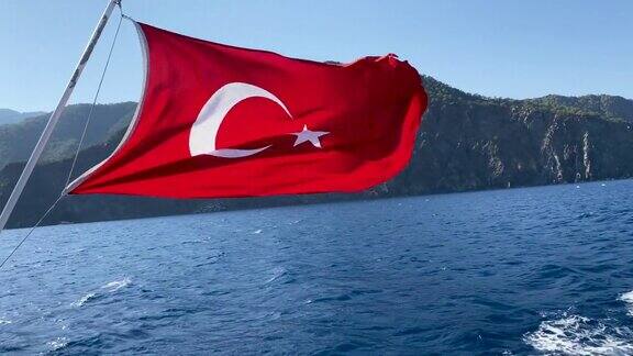 土耳其国旗背景蓝色的海洋和天空