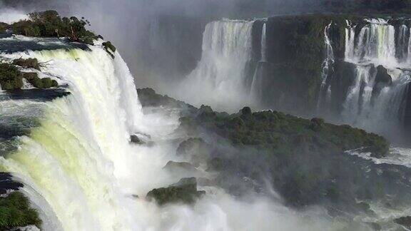 Iguacu的瀑布最近在巴西最远在阿根廷