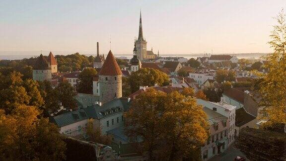 爱沙尼亚塔林老城鸟瞰图塔林城墙和圣奥拉夫教堂