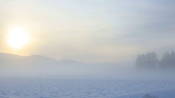 日本冬季早晨日出和雪景