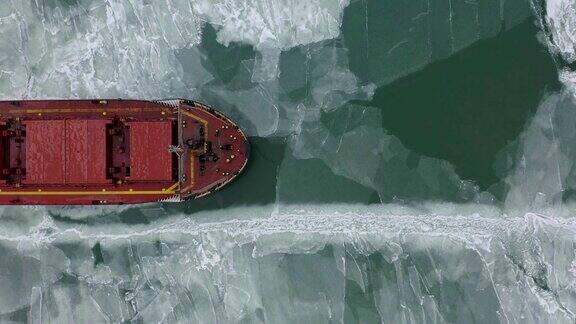 破冰船造成的航道中航行