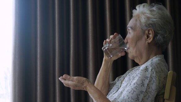 老年妇女服药前要喝水