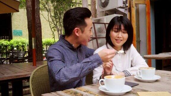 咖啡店里的年轻台湾夫妇