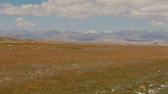 行驶在吉尔吉斯斯坦风景如画的山路上