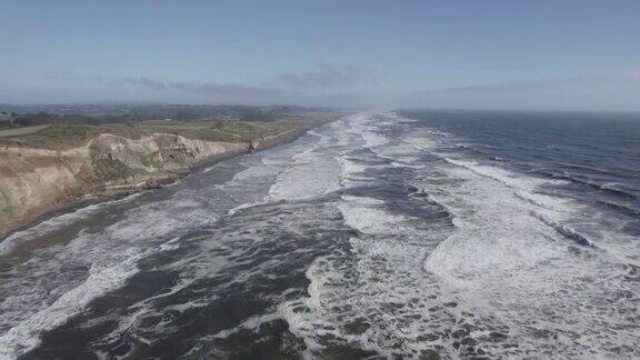 海浪撞击悬崖