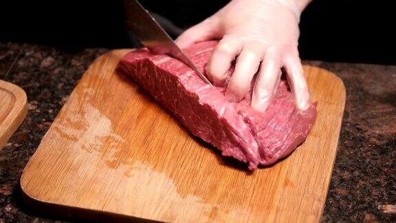 厨师在木板上切肉餐厅里的新鲜生肉有选择性的重点