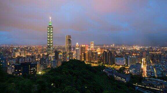 从白天到晚上延时鸟瞰台北市商务区