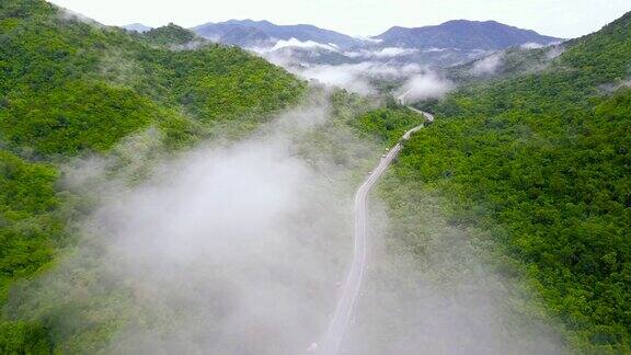 4K鸟瞰图:泰国Ratchaburi雾蒙蒙的乡村道路