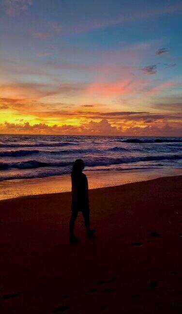 泰国兰塔岛坎扬湾日落在兰塔岛甲米泰国海滩在高兰大海滩美丽的日落