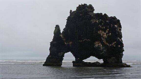 冰岛西北部Vatnsnes半岛的玄武岩堆Hvitserkur