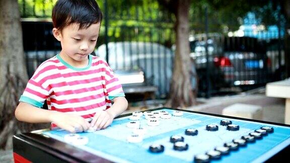 亚洲孩子在下中国象棋
