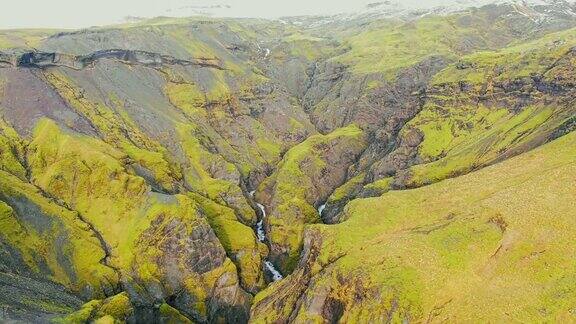 冰岛壮观的山脉景观的航拍视频