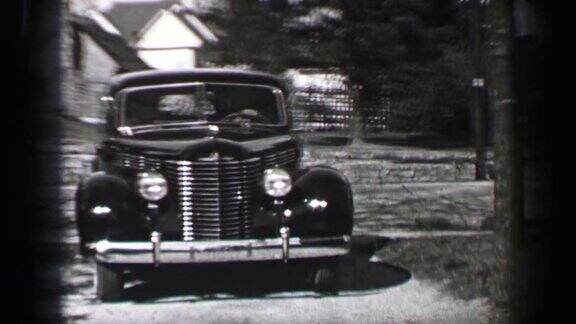 1939年:庞蒂亚克4门轿车倒车出车道前铰链后门技术