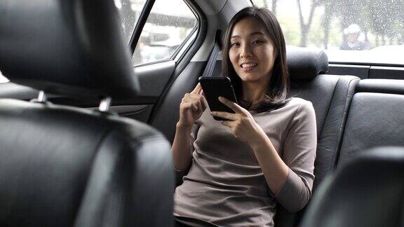 亚洲女性在汽车中使用智能手机