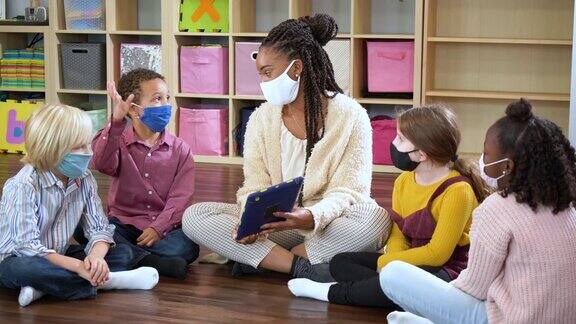 幼儿园老师学生在课堂上戴着口罩