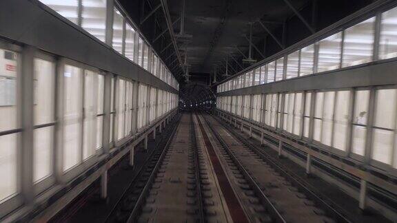 从行驶的火车后窗看到的地铁隧道的景象从现代地铁站开出的地铁列车巴塞罗那一列地下列车沿着其路线行驶的长镜头4k