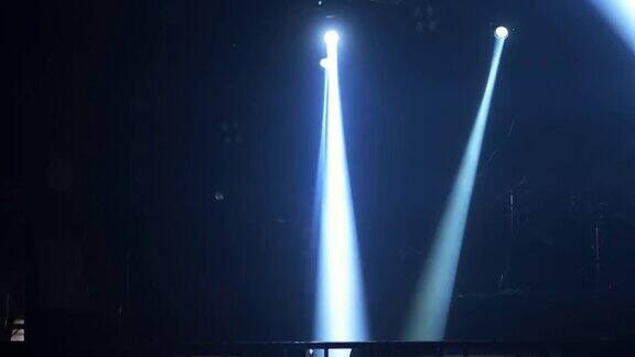 音乐厅里的灯光和光束