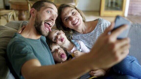 有趣的家庭通过智能手机自拍