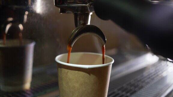一个从咖啡机倒咖啡的纸杯的特写