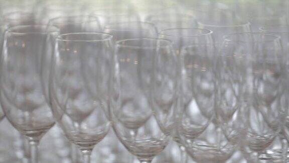 水晶酒杯在桌子上排成一排