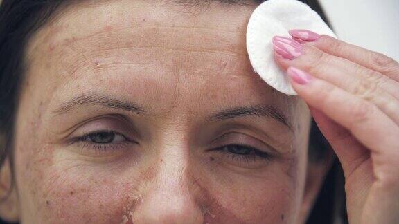 4k慢动作视频裁剪女性面部干燥的皮肤