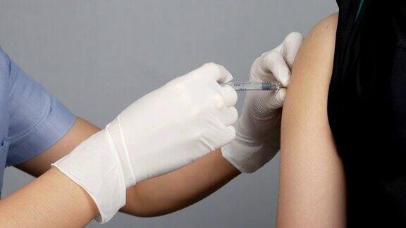 医生在病人的手臂上注射流感疫苗