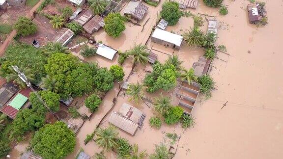 鸟瞰图淹没的房屋在村庄