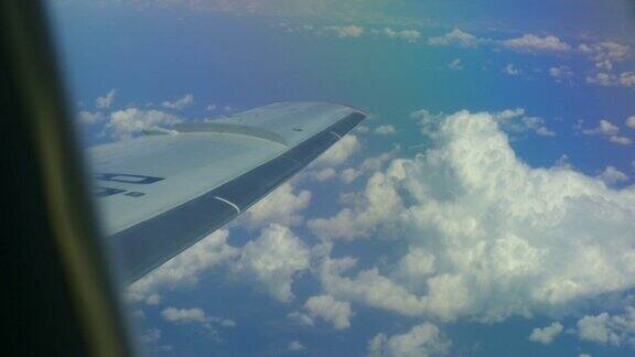 飞机机翼和云-透过飞机窗口的看法