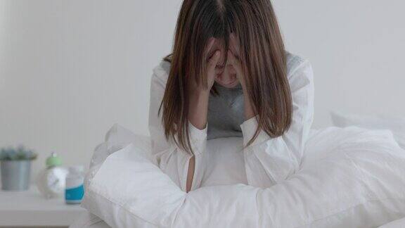 生活方式女性利用休息时间在家抑郁的年轻亚洲女性失眠抑郁无法入睡躺在卧室的床上感到悲伤