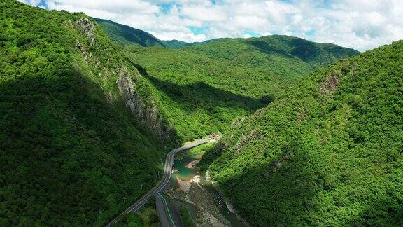 台湾曲线山路及山谷鸟瞰图