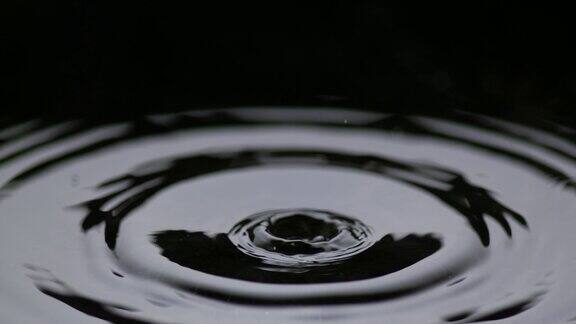 美丽的微距镜头显示水滴在慢动作高清水面上的影响