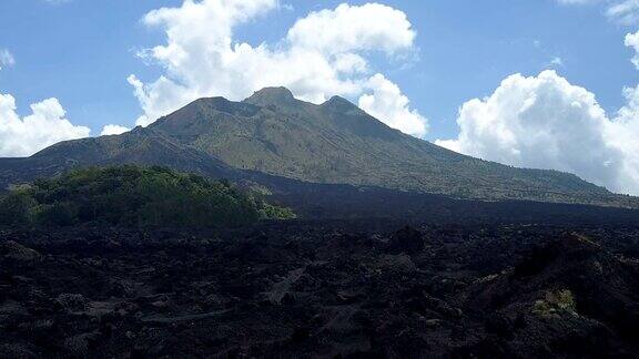 空中的眩晕的效果:巴图尔火山的黑色熔岩岩石景观巴厘岛