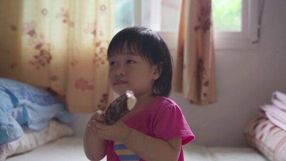 慢镜头亚洲女孩吃冰淇淋