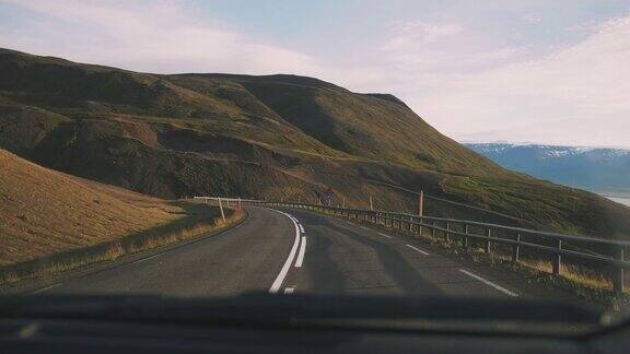 驾驶员视角的冰岛山区公路POV从车窗看