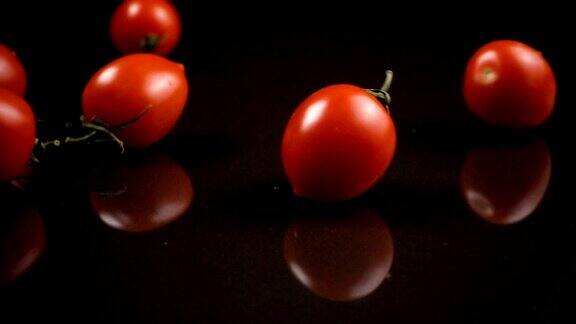 落在黑色背景上的红色番茄