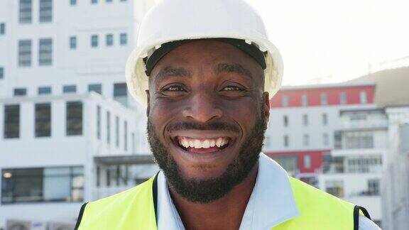 在工地外工作的承包商、工程师和监理面带微笑、开怀大笑一个快乐的黑人工头成功地管理着一个建筑项目和城市发展