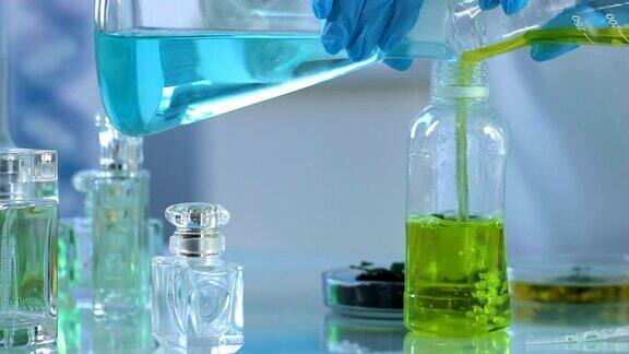 香料实验室工作人员混合成分以得到完美的浓缩成分