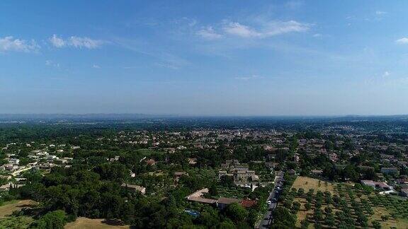 城市Saint-Rémy-de-Provence在法国Bouches-du-Rhône从天空看