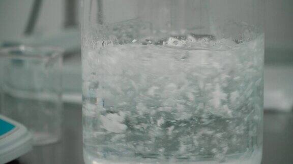 片状粉末与透明液体混合