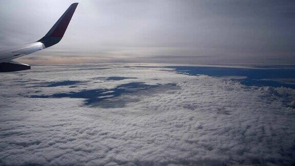 飞机机翼飞过云层鸟瞰图