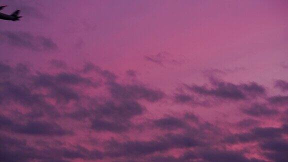 紫色天空中的飞机