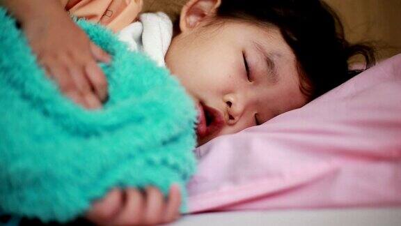 亚洲小女孩在睡觉